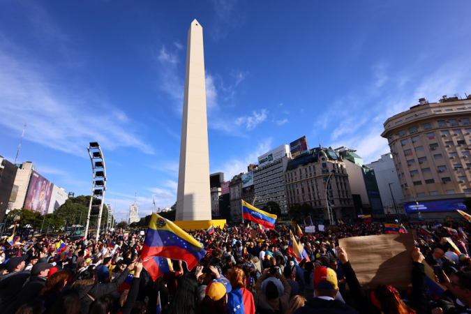 Venezuelanos participam de uma manifestação em rejeição aos resultados do Conselho Nacional Eleitoral (CNE) nas eleições presidenciais do domingo, que proclamaram o presidente da Venezuela, Nicolás Maduro, como vencedor. A manifestação ocorreu neste sábado no Obelisco, na cidade de Buenos Aires