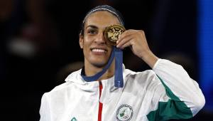 A medalhista de ouro, Imane Khelif, da Argélia, posa no pódio da categoria final feminina até 66 kg