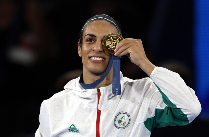 A medalhista de ouro, Imane Khelif, da Argélia, posa no pódio da categoria final feminina até 66 kg