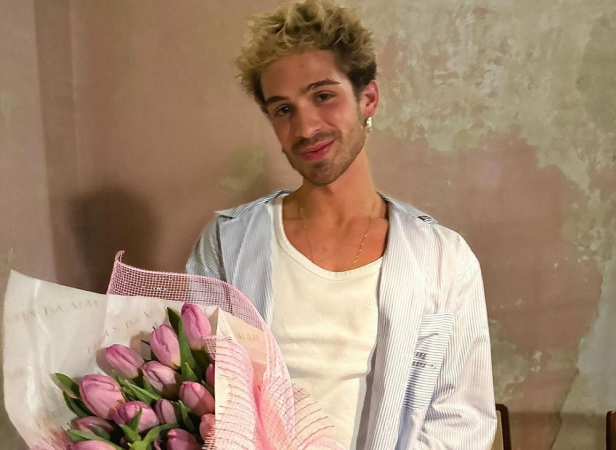 Jião Gulherme com buquê de flores na mão