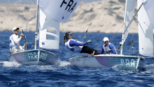 Jeremie Mion, Camille Lecointre da França (E) e Isabel Swan, Henrique Duarte Haddad do Brasil (R) em ação durante a regata da série de abertura do Bote Misto das competições de Vela nos Jogos Olímpicos de Paris 2024, em Marselha, França, 4 de agosto de 2024 . (Brasil, França, Marselha) EFE/EPA/SEBASTIEN NOGIER