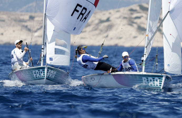 Jeremie Mion, Camille Lecointre da França (E) e Isabel Swan, Henrique Duarte Haddad do Brasil (R) em ação durante a regata da série de abertura do Bote Misto das competições de Vela nos Jogos Olímpicos de Paris 2024, em Marselha, França, 4 de agosto de 2024 . (Brasil, França, Marselha) EFE/EPA/SEBASTIEN NOGIER