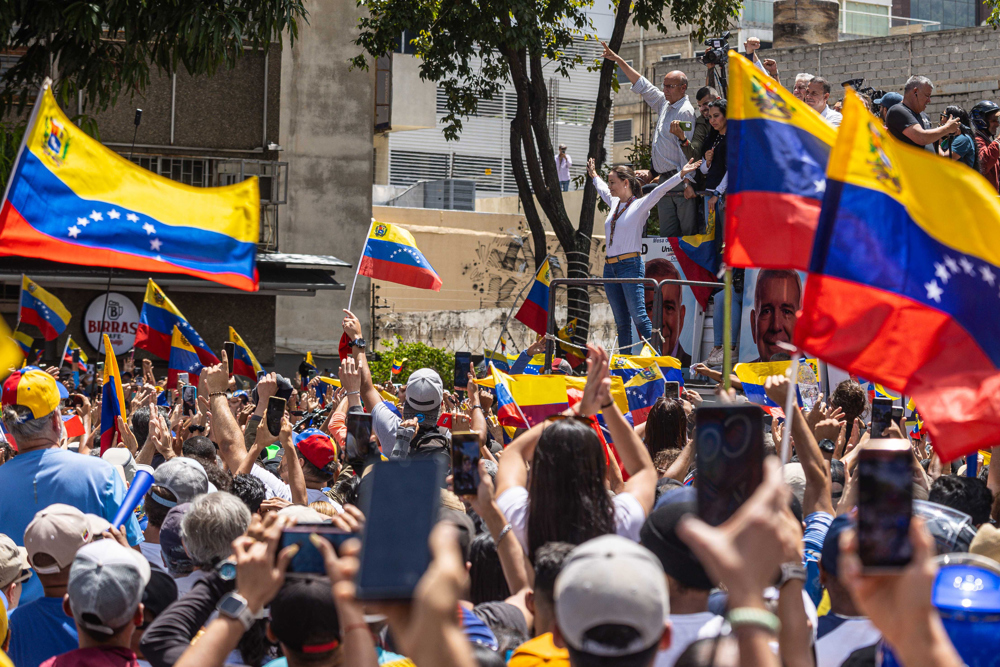 A líder oposicionista venezuelana María Corina Machado participou neste sábado de uma manifestação em Caracas contra os resultados oficiais das eleições presidenciais
