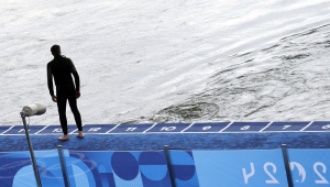 Paris (France), 31/07/2024.- A staff member inspects the river Seine ahead of the Women Individual of the Triathlon competitions in the Paris 2024 Olympic Games, at the Pont Alexandre III in Paris, France, 31 July 2024. (Francia) EFE/EPA/TOLGA AKMEN