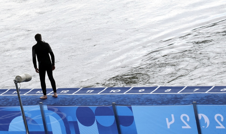 Paris (France), 31/07/2024.- A staff member inspects the river Seine ahead of the Women Individual of the Triathlon competitions in the Paris 2024 Olympic Games, at the Pont Alexandre III in Paris, France, 31 July 2024. (Francia) EFE/EPA/TOLGA AKMEN