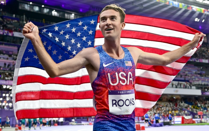 Saint-denis (França), 08/07/2024.- Kenneth Rooks, dos EUA, comemora o segundo lugar na final dos 3.000 m com obstáculos masculinos das competições de atletismo dos Jogos Olímpicos Paris 2024, no estádio Stade de France, em Saint Denis, França , 07 de agosto de 2024. (3000 metros obstáculos, França) EFE/EPA/CHRISTIAN BRUNA