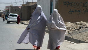 Kandahar (Afeganistão), 22/08/2024.- Mulheres afegãs vestidas com burca caminham em uma estrada em Kandahar, Afeganistão, 22 de agosto de 2024. O Talibã no Afeganistão impôs novas leis que exigem que as mulheres cubram seus corpos e rostos em público, citando essas medidas como necessárias para promover a virtude e prevenir o vício, disse o Ministério para a Propagação da Virtude e Prevenção do Vício. Aprovadas por seu Líder Supremo Hibatullah Akhundzada, as regulamentações incluem restrições às vozes das mulheres em público, a proibição de imagens de seres vivos e proibições de música e interações entre gêneros mistos. As medidas atraíram críticas da Organização das Nações Unidas (ONU) por fomentar o medo e a intimidação, especialmente entre mulheres e meninas, à medida que o Ministério para a Propagação da Virtude e Prevenção do Vício do Talibã expande seu controle sobre a vida pública. (Afganistán)