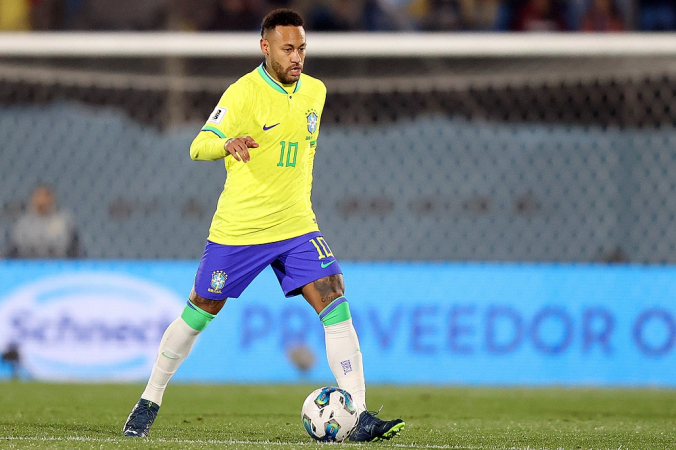 Neymar em campo com o uniforme da seleção brasileira