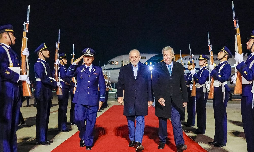 Presidente da República, Luiz Inácio Lula da Silva, durante chegada a Santiago - Chile. Aeroporto Internacional Arturo Merino Benítez – Santiago