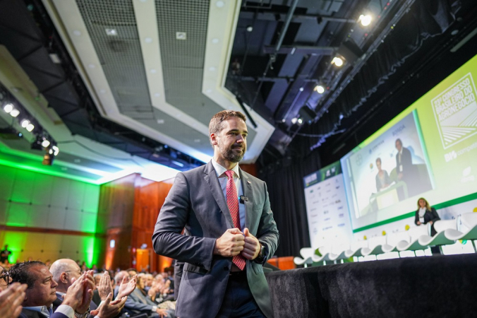 Eduardo Leite participa da abertura do congresso da Associação Brasileira do Agronegócio (ABAG), em São Paulo