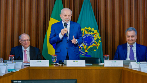 Lula ao lado de Alckmin e Rui Costa