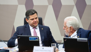 presidente da CCJ, senador Davi Alcolumbre (União-AP); senador Jaques Wagner (PT-BA).