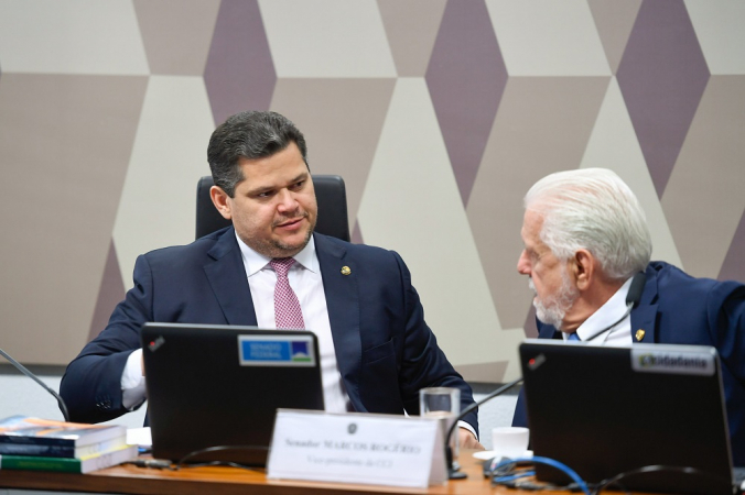 presidente da CCJ, senador Davi Alcolumbre (União-AP); senador Jaques Wagner (PT-BA).