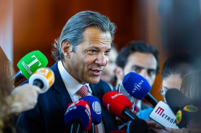 Fernando Haddad dá entrevista a jornalistas