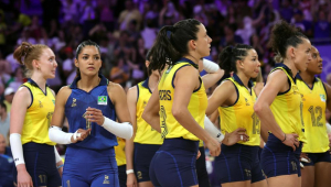 Paris (França), 08/08/2024.- Jogadoras do Brasil reagem após derrota na semifinal feminina entre Brasil e EUA das competições de Vôlei dos Jogos Olímpicos Paris 2024, na South Paris Arena, em Paris, França, 08 de agosto 2024. (Brasil, França) EFE/EPA/TERESA SUAREZ