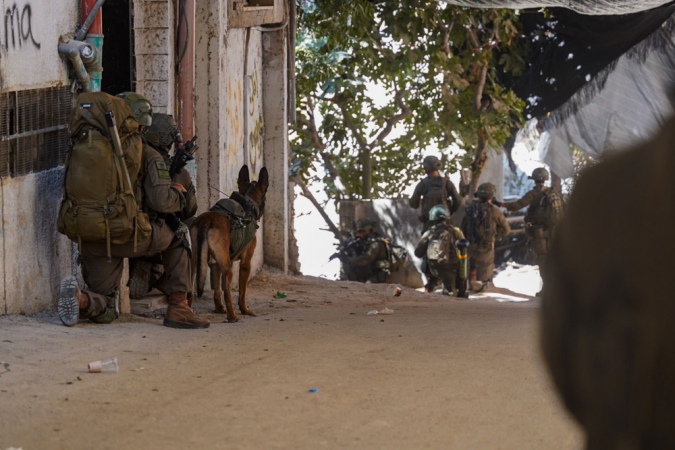 JERUSALÉM, 28/08/2024.- Fotografia da atividade do Batalhão de Reconhecimento Haruven em Tulkarm. Segundo fontes militares, as Forças Armadas iniciaram esta manhã uma “operação antiterrorista” de grande escala no norte da Cisjordânia, com o objetivo de eliminar “ameaças terroristas imediatas” que procuravam prejudicar a população civil. As forças especiais israelitas mataram esta quarta-feira pelo menos dez palestinianos e feriram mais vinte, durante ataques militares terrestres e aéreos esta manhã em três pontos no norte do território palestiniano ocupado da Cisjordânia.