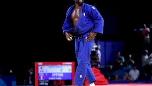 Teddy Riner, da França, celebra após vencer o Japão na final por equipes mistas de judô dos Jogos Olímpicos de Paris 2024