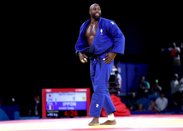 Teddy Riner, da França, celebra após vencer o Japão na final por equipes mistas de judô dos Jogos Olímpicos de Paris 2024