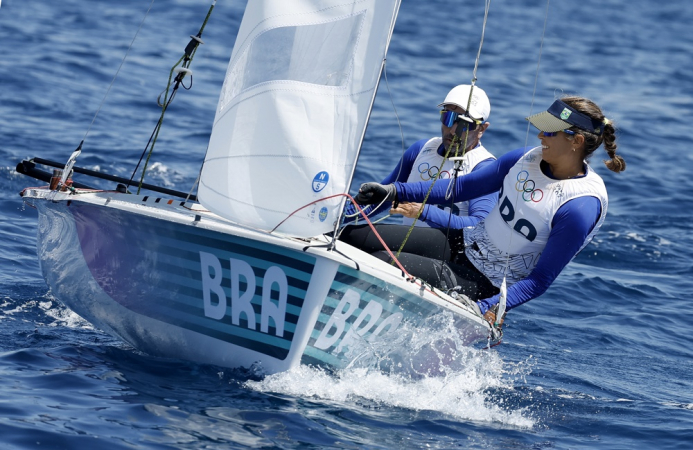 Marselha (França), 08/06/2024.- Henrique Duarte Haddad e Isabel Swan do Brasil em ação durante a prova da série de abertura do Bote Misto 470 das competições de Vela dos Jogos Olímpicos Paris 2024, em Marselha, França, 06 de agosto de 2024. (Brasil, França, Marselha) EFE/EPA/SEBASTIEN NOGIER