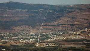 FOTO DA ALTA GALILÉIA, 09/08/2024.-Vista do rastro de fumaça de mísseis disparados pelo sistema de defesa aérea israelense "Iron Dome", que intercepta projéteis disparados do sul do Líbano sobre a Alta Galiléia, norte de Israel, nesta sexta-feira O exército israelense informou que vários projéteis foram identificados atravessando o Líbano em direção às áreas de Manara e Kiryat Shmona sem causar feridos. EFE/Atef Safadi