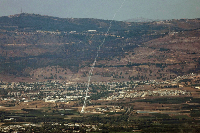 FOTO DA ALTA GALILÉIA, 09/08/2024.-Vista do rastro de fumaça de mísseis disparados pelo sistema de defesa aérea israelense 