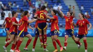 LYON, 03/08/2024.- Las jugadoras de España celebran su victoria ante Colombia, y su paso a seminifales, tras el partido de cuartos de final de fútbol femenino de los Juegos Olímpicos de París 2024, disputado en el Estadio de Lyon (Francia). EFE/ Kiko Huesca