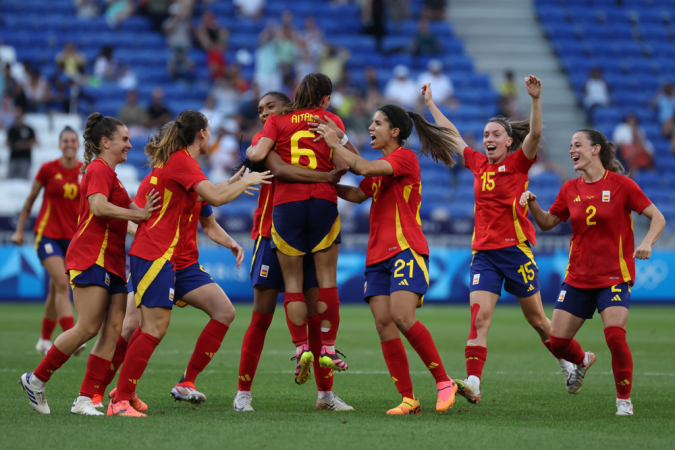 LYON, 03/08/2024.- Las jugadoras de España celebran su victoria ante Colombia, y su paso a seminifales, tras el partido de cuartos de final de fútbol femenino de los Juegos Olímpicos de París 2024, disputado en el Estadio de Lyon (Francia). EFE/ Kiko Huesca