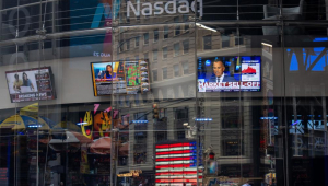 Nova York (Estados Unidos), 05/08/2024.- Pessoas passam pela Nasdaq em Nova York, EUA, 5 de agosto de 2024. Os índices dos EUA caíram na abertura, enquanto os mercados de ações em todo o mundo estão em declínio devido a grandes vendas, enquanto os investidores continuam para reagir a um relatório divulgado na semana passada pelo Bureau of Labor Statistics dos Estados Unidos, que mostra que a taxa de desemprego nos Estados Unidos aumentou para 4,3% em julho de 2024. (Estados Unidos, Nova York) EFE/EPA/JOHN TAGGART