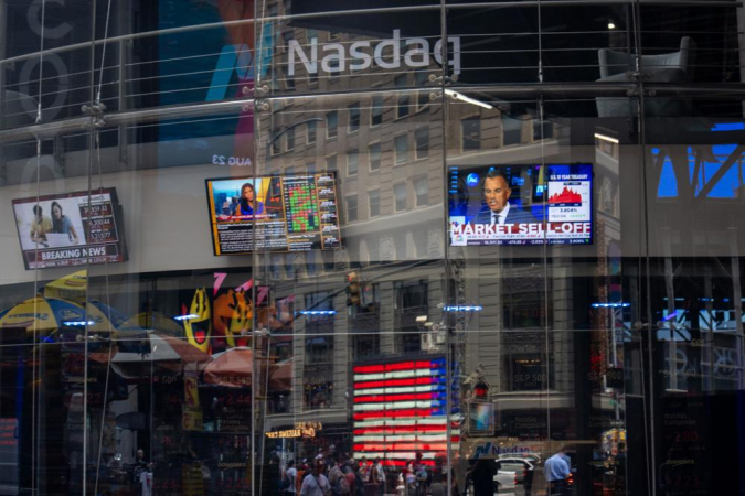 Nova York (Estados Unidos), 05/08/2024.- Pessoas passam pela Nasdaq em Nova York, EUA, 5 de agosto de 2024. Os índices dos EUA caíram na abertura, enquanto os mercados de ações em todo o mundo estão em declínio devido a grandes vendas, enquanto os investidores continuam para reagir a um relatório divulgado na semana passada pelo Bureau of Labor Statistics dos Estados Unidos, que mostra que a taxa de desemprego nos Estados Unidos aumentou para 4,3% em julho de 2024. (Estados Unidos, Nova York) EFE/EPA/JOHN TAGGART