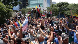 essoas observam a líder oposicionista da Venezuela, María Corina Machado, participando de uma manifestação em protesto contra os resultados oficiais das eleições presidenciais — que dão a vitória ao presidente Nicolás Maduro —, neste sábado em Caracas (Venezuela). Em cima de um caminhão, Machado chegou à manifestação em uma área do leste de Caracas, acompanhada pelos opositores Delsa Solórzano, Juan Pablo Guanipa, María Beatriz Martínez, Biagio Pilieri e Williams Dávila, todos membros de partidos que formam a maior coalizão oposicionista, Plataforma Unitaria Democrática (PUD). Até o momento, não foi confirmada a presença do candidato da coalizão, Edmundo González Urrutia.