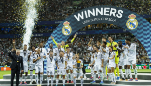 VARSÓVIA, 14/08/2024.- Os jogadores do Real Madrid erguem o troféu de campeão após a disputa da Supercopa Europeia de Futebol que Real Madrid e Atalanta disputaram nesta quarta-feira no Estádio Nacional da Polônia, em Varsóvia.EFE/ Mariscal