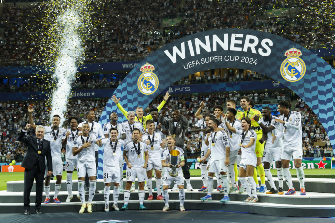 VARSÓVIA, 14/08/2024.- Os jogadores do Real Madrid erguem o troféu de campeão após a disputa da Supercopa Europeia de Futebol que Real Madrid e Atalanta disputaram nesta quarta-feira no Estádio Nacional da Polônia, em Varsóvia.EFE/ Mariscal