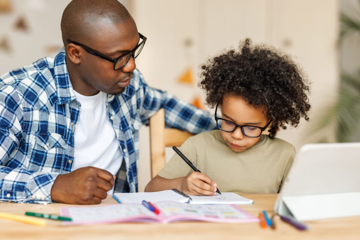 O incentivo dos pais é essencial para o sucesso escolar e o desenvolvimento acadêmico dos filhos 