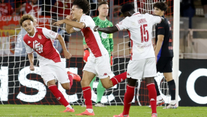 Maghnes Akliouche (C) do Mônaco comemora após marcar o gol de abertura durante a partida da Liga dos Campeões entre AS Mônaco e Barcelona