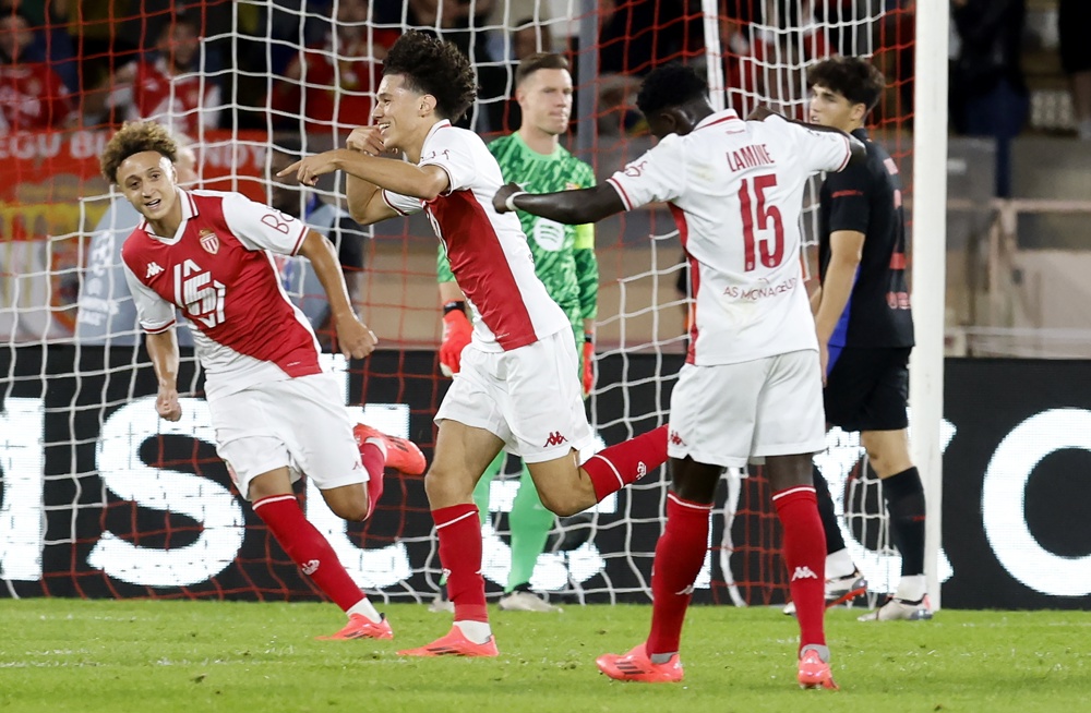 Maghnes Akliouche (C) do Mônaco comemora após marcar o gol de abertura durante a partida da Liga dos Campeões entre AS Mônaco e Barcelona