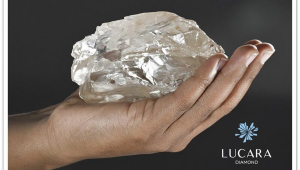 A empresa canadiana Lucara Diamonds encontrou no Botswana um diamante de 2.492 quilates que é o segundo maior descoberto até à data no mundo, e que deverá ser apresentado esta quinta-feira ao presidente do país, Mokweetsi Masisi.