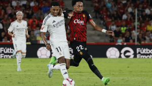 O atacante do Real Madrid, Rodrygo Goes (esq.), disputa a bola com Johan Mojica, do RCD Mallorca