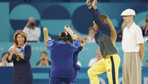 Paris (França), 08/05/2024.- (Da esquerda para a direita) A medalhista de bronze Jordan Chiles dos EUA, a medalhista de prata Simone Biles dos EUA e a medalhista de ouro Rebeca Andrade do Brasil posam no pódio durante a cerimônia de vitória na final do Exercício de Solo Feminino das competições de Ginástica Artística dos Jogos Olímpicos Paris 2024, na Arena Bercy, em Paris, França, 05 de agosto de 2024. (Brasil, França, Jordânia) EFE/EPA/CAROLINE BREHMAN