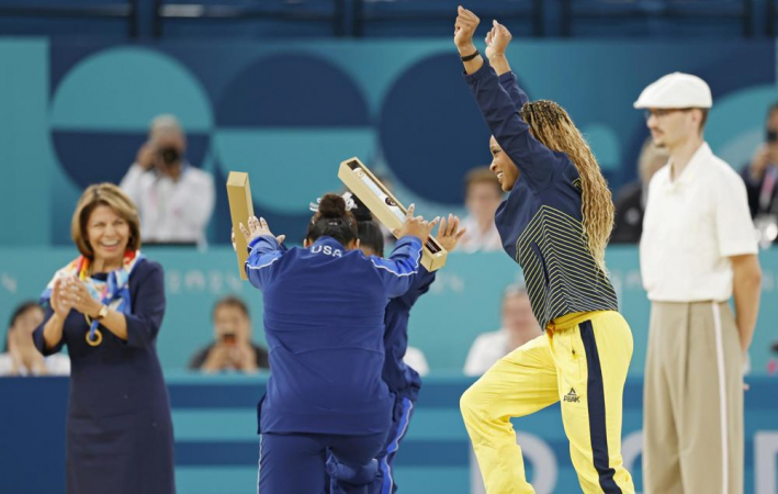 Paris (França), 08/05/2024.- (Da esquerda para a direita) A medalhista de bronze Jordan Chiles dos EUA, a medalhista de prata Simone Biles dos EUA e a medalhista de ouro Rebeca Andrade do Brasil posam no pódio durante a cerimônia de vitória na final do Exercício de Solo Feminino das competições de Ginástica Artística dos Jogos Olímpicos Paris 2024, na Arena Bercy, em Paris, França, 05 de agosto de 2024. (Brasil, França, Jordânia) EFE/EPA/CAROLINE BREHMAN