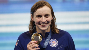 A medalhista de ouro Katie Ledecky, dos EUA, posa para fotos após a cerimônia de premiação da final dos 800 metros livre feminino