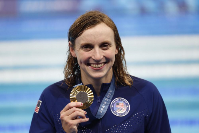 A medalhista de ouro Katie Ledecky, dos EUA, posa para fotos após a cerimônia de premiação da final dos 800 metros livre feminino