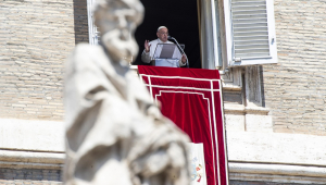 O Papa Francisco lidera a oração do Angelus, a tradicional oração de domingo, da janela de seu escritório com vista para a Praça de São Pedro