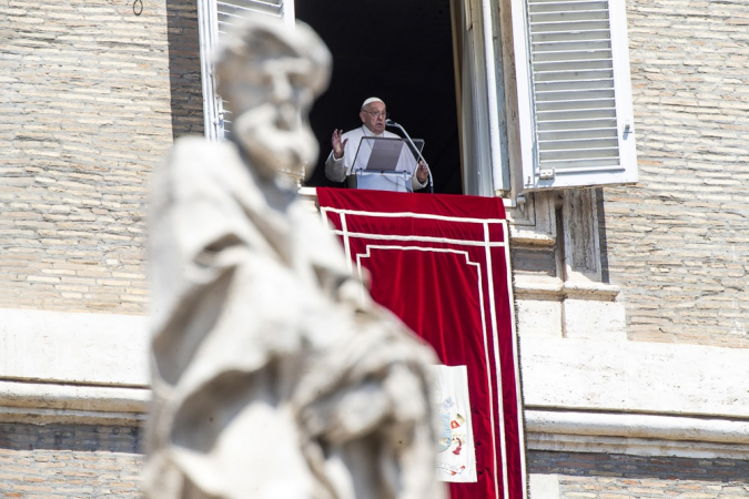 O Papa Francisco lidera a oração do Angelus, a tradicional oração de domingo, da janela de seu escritório com vista para a Praça de São Pedro