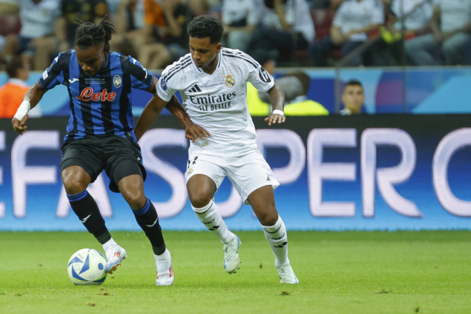 VARSÓVIA, 14/08/2024.- O atacante brasileiro do Real Madrid Rodrygo Goes (d) briga com o nigeriano Ademola Lookman, da Atalanta, durante a disputa da Supercopa Europeia de Futebol que Real Madrid e Atalanta disputam nesta quarta-feira na Polônia Estádio Nacional, em Varsóvia.EFE/ Mariscal