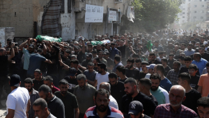 palestinos carregam os corpos de dois militantes do Hamas que foram mortos em 17 de agosto, durante o funeral no campo de refugiados de Jenin