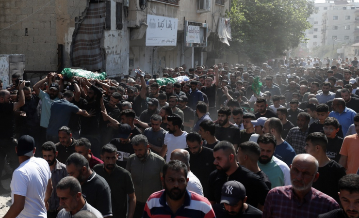 palestinos carregam os corpos de dois militantes do Hamas que foram mortos em 17 de agosto, durante o funeral no campo de refugiados de Jenin