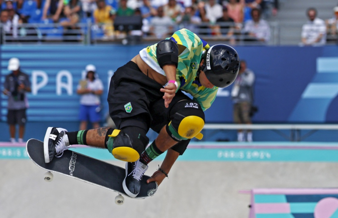 Paris (França), 08/07/2024.- Augusto Akio do Brasil compete nas Eliminatórias do Parque Masculino das competições de Skate dos Jogos Olímpicos de Paris 2024, no La Concorde em Paris, França, 07 de agosto de 2024. (Brasil, Francia, Concórdia) EFE/EPA/MOHAMMED BADRA