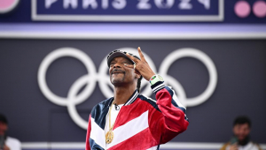 Snoop Dogg posou antes da batalha de pré-classificação das B-Girls na competição de Breaking durante os Jogos Olímpicos