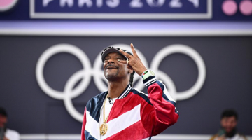 Snoop Dogg posou antes da batalha de pré-classificação das B-Girls na competição de Breaking durante os Jogos Olímpicos