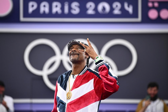 Snoop Dogg posou antes da batalha de pré-classificação das B-Girls na competição de Breaking durante os Jogos Olímpicos